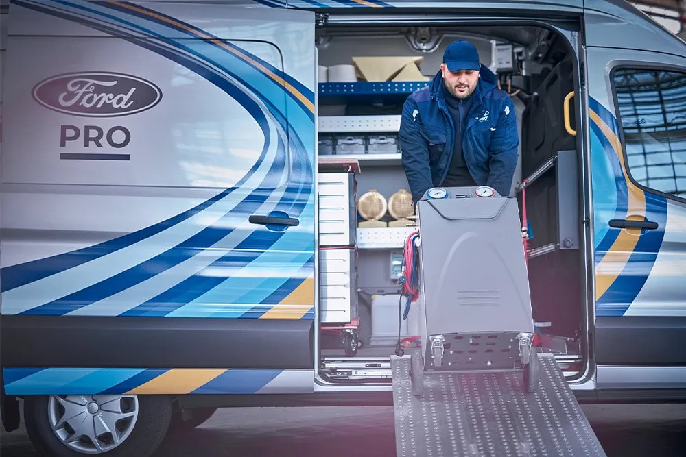 Ford-Pro-Servicetechniker lädt ein Servicegerät aus einem Ford-Pro-Service-Van