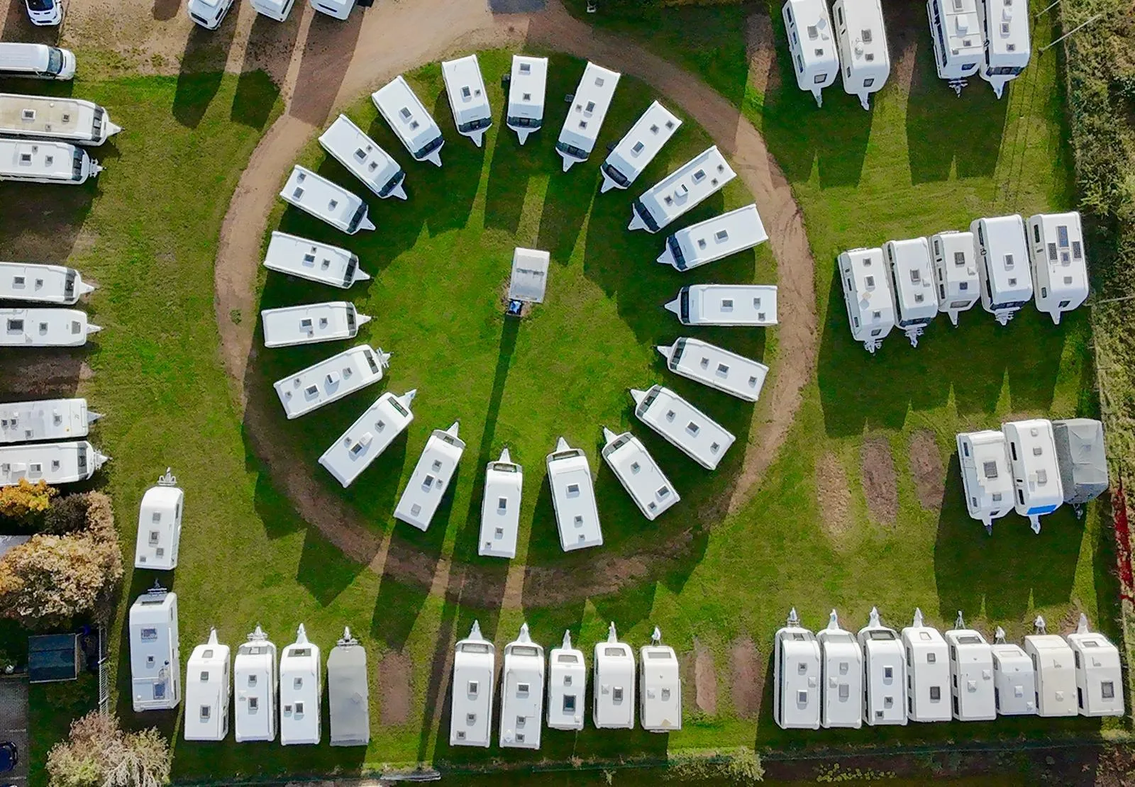 Luftaufnahme von Caravan-Land in Elxleben: Hobby-Wohnwagen im Kreis auf der Ausstellungswiese